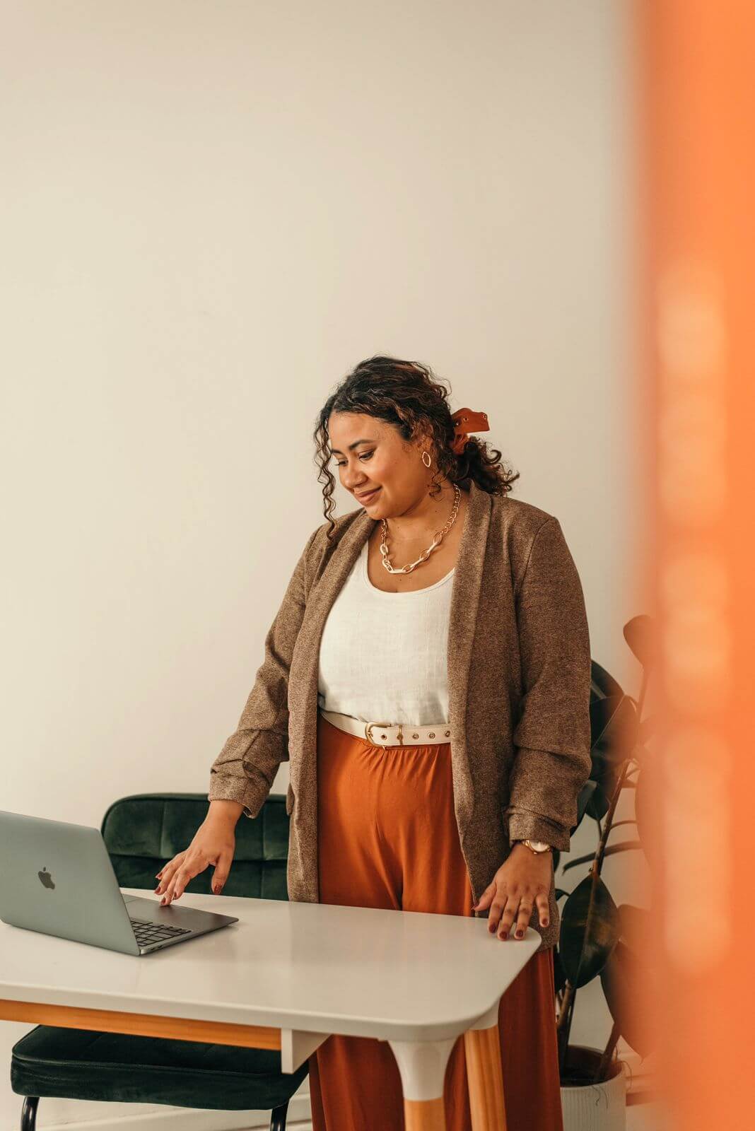 Ol&aacute;, que bom ter voc&ecirc; aqui.

Sou Amanda Ferreira, psic&oacute;loga cl&iacute;nica (CRP 12/20238), mestra em Sa&uacute;de Mental pela UFSC, professora do curso de Psicologia do UNICESUSC e coordenadora do Projeto Mar&eacute;. Atendo adultos de forma presencial na Trindade, em Florian&oacute;polis, e tamb&eacute;m online.

Acredito na psicoterapia como um espa&ccedil;o de cuidado e elabora&ccedil;&atilde;o &mdash; uma pausa no ritmo da vida para escutar aquilo que insiste, o que d&oacute;i e o que ainda n&atilde;o encontrou palavras. Um encontro consigo, em que experi&ecirc;ncias confusas ou dif&iacute;ceis podem, aos poucos, ganhar contorno e sentido.

Minha pr&aacute;tica &eacute; inspirada na Psican&aacute;lise Winnicottiana, que compreende que nos constitu&iacute;mos nas rela&ccedil;&otilde;es e nos ambientes que nos sustentam. Por isso, o trabalho cl&iacute;nico que proponho &eacute; a constru&ccedil;&atilde;o conjunta de um espa&ccedil;o suficientemente seguro, onde seja poss&iacute;vel existir com mais autenticidade, espontaneidade e gentileza consigo.

Quando h&aacute; um lugar em que podemos ser quem somos, sem pressa e sem julgamentos, abre-se a possibilidade de transforma&ccedil;&atilde;o. N&atilde;o como promessa de solu&ccedil;&otilde;es r&aacute;pidas, mas como um processo profundo e cuidadoso de reconex&atilde;o, equil&iacute;brio e bem-estar.

🌈 Atendimento em um espa&ccedil;o seguro e acolhedor para pessoas LGBTQIAPN+.

Forma&ccedil;&atilde;o acad&ecirc;mica e cl&iacute;nica


	Psicologia &ndash; UNICESUSC (2020)
	Mestrado em Sa&uacute;de Mental &ndash; Universidade Federal de Santa Catarina (2025)
	Forma&ccedil;&atilde;o Livre em Teoria do Amadurecimento Humano &ndash; Pensando Winnicott (2026)
	Forma&ccedil;&atilde;o em Psican&aacute;lise &ndash; La&ccedil;o Anal&iacute;tico (2021)
	Psicologia Perinatal &ndash; EPP (2021)
	P&oacute;s-gradua&ccedil;&atilde;o em Comportamento Alimentar &ndash; IPGS (em andamento)
