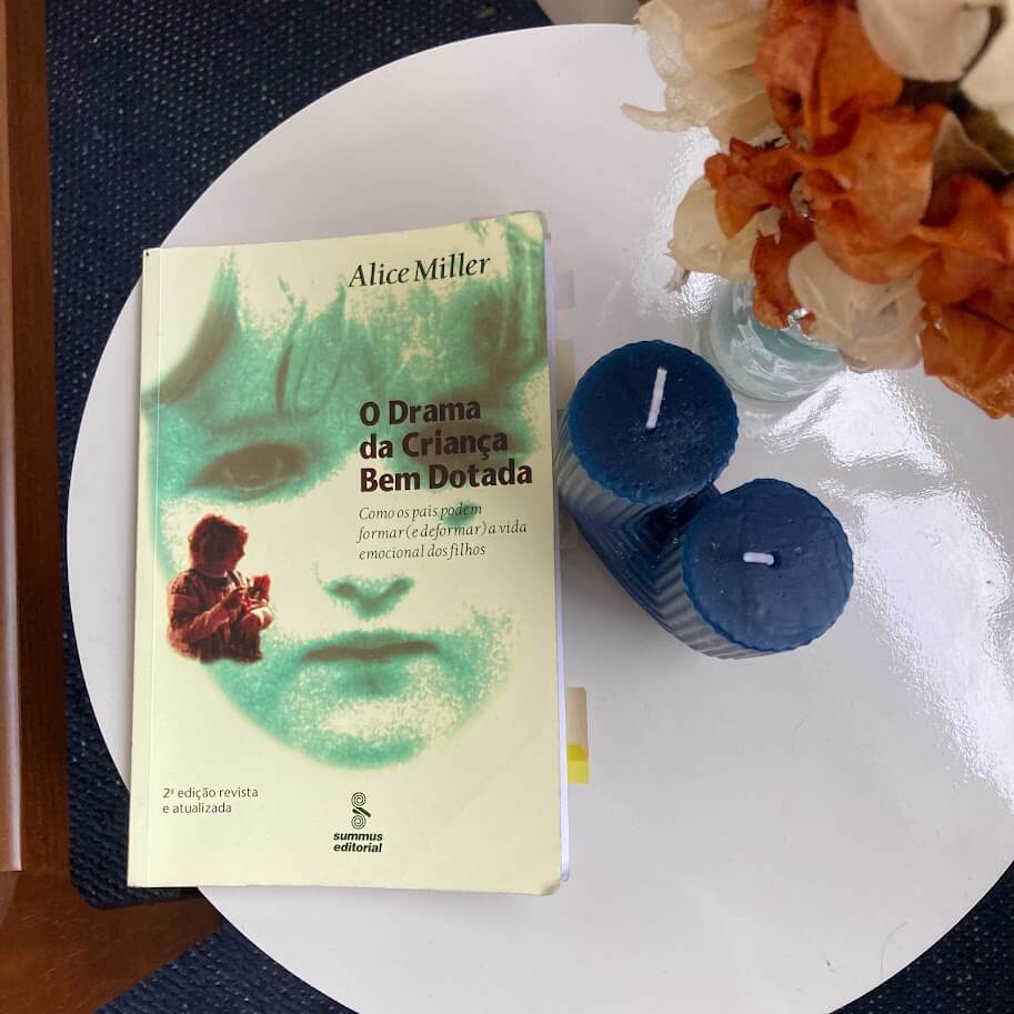 Acho que esse livro toca em pontos que muitos de n&oacute;s podemos nos identificar, pois fala sobre experi&ecirc;ncias que vivemos na nossa inf&acirc;ncia com nossos pais e cuidadores, que por mais que tenham as melhores inten&ccedil;&otilde;es, tamb&eacute;m carregam uma hist&oacute;ria de sofrimento e de necessidades emocionais n&atilde;o atendidas. A autora traz a ideia de que essas necessidades n&atilde;o atendidas de nossos pais, quando n&atilde;o cuidadas, podem influenciar na maneira com que v&atilde;o nos oferecer os cuidados.&nbsp;

Muitas vezes ouvimos pessoas se gabando de terem amadurecido muito cedo, de terem sido respons&aacute;veis por v&aacute;rias coisas muito novas, e isso pode, em um primeiro momento nos soar muito interessante. Mas quando olhamos com cuidado para essas hist&oacute;rias, por vezes nos deparamos com o desamparo e uma necessidade muito grande de se antecipar &agrave;s necessidades dos outros, de se adaptar, de fazer tudo para n&atilde;o incomodar, deixando de lado quem se &eacute;, e o que se deseja.&nbsp;

&nbsp;

A vers&atilde;o em ingl&ecirc;s desse livro traz um subt&iacute;tulo que acho muito mais interessante: &ldquo;a busca pelo verdadeiro self". Acho que a import&acirc;ncia de olhar para a nossa hist&oacute;ria n&atilde;o est&aacute; em apontar culpados, mas na possibilidade de reconhecer e legitimar o que foi doloroso, se permitindo sentir o que n&atilde;o teve espa&ccedil;o para aparecer.